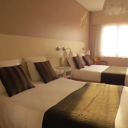 Estalagem Logis L'auberge Du Gros 2*